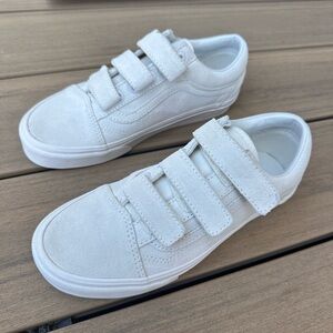Vans suede Old Skool’s Velcro closure in white. Brand new!